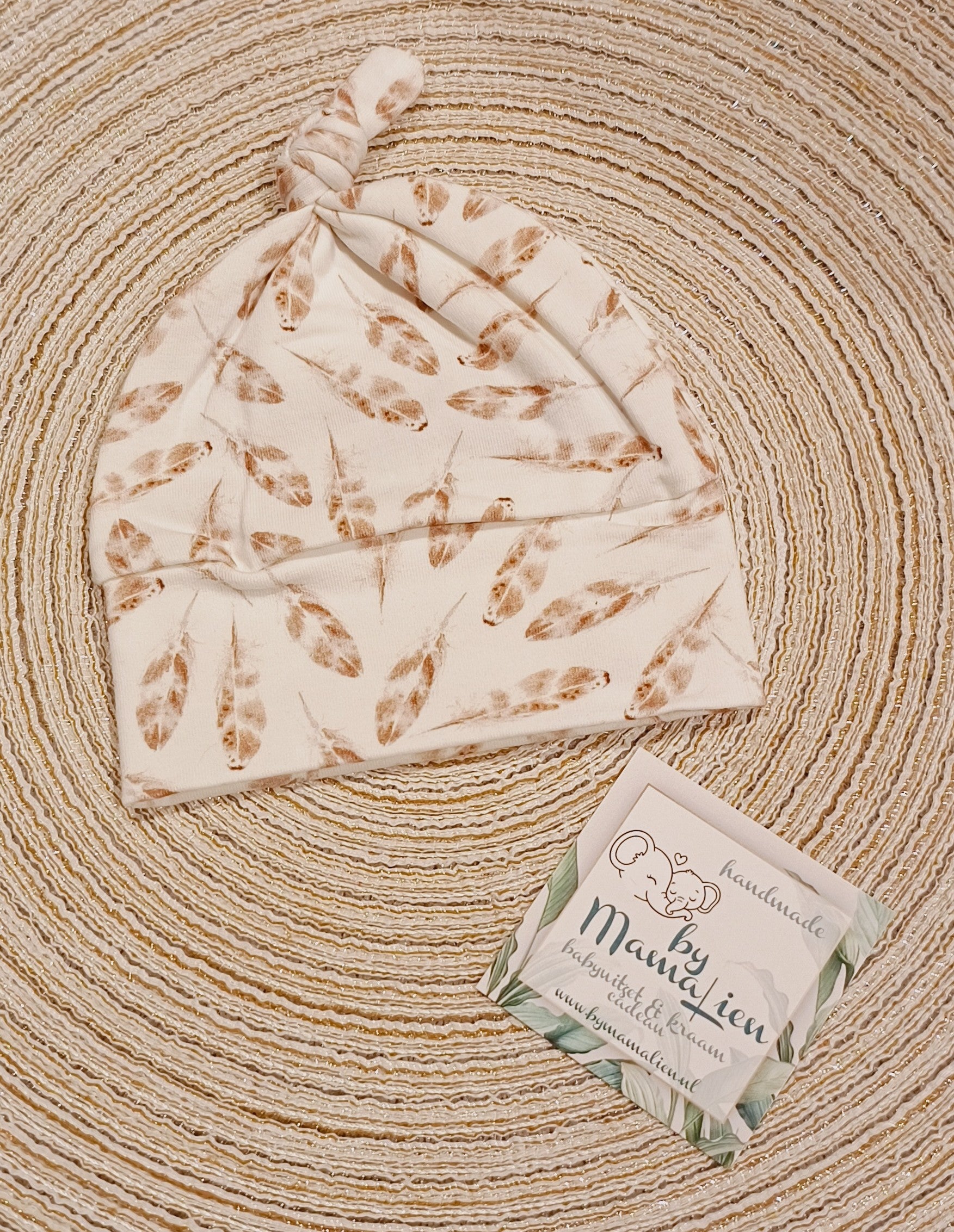 Baby knoopmutsje veertjes