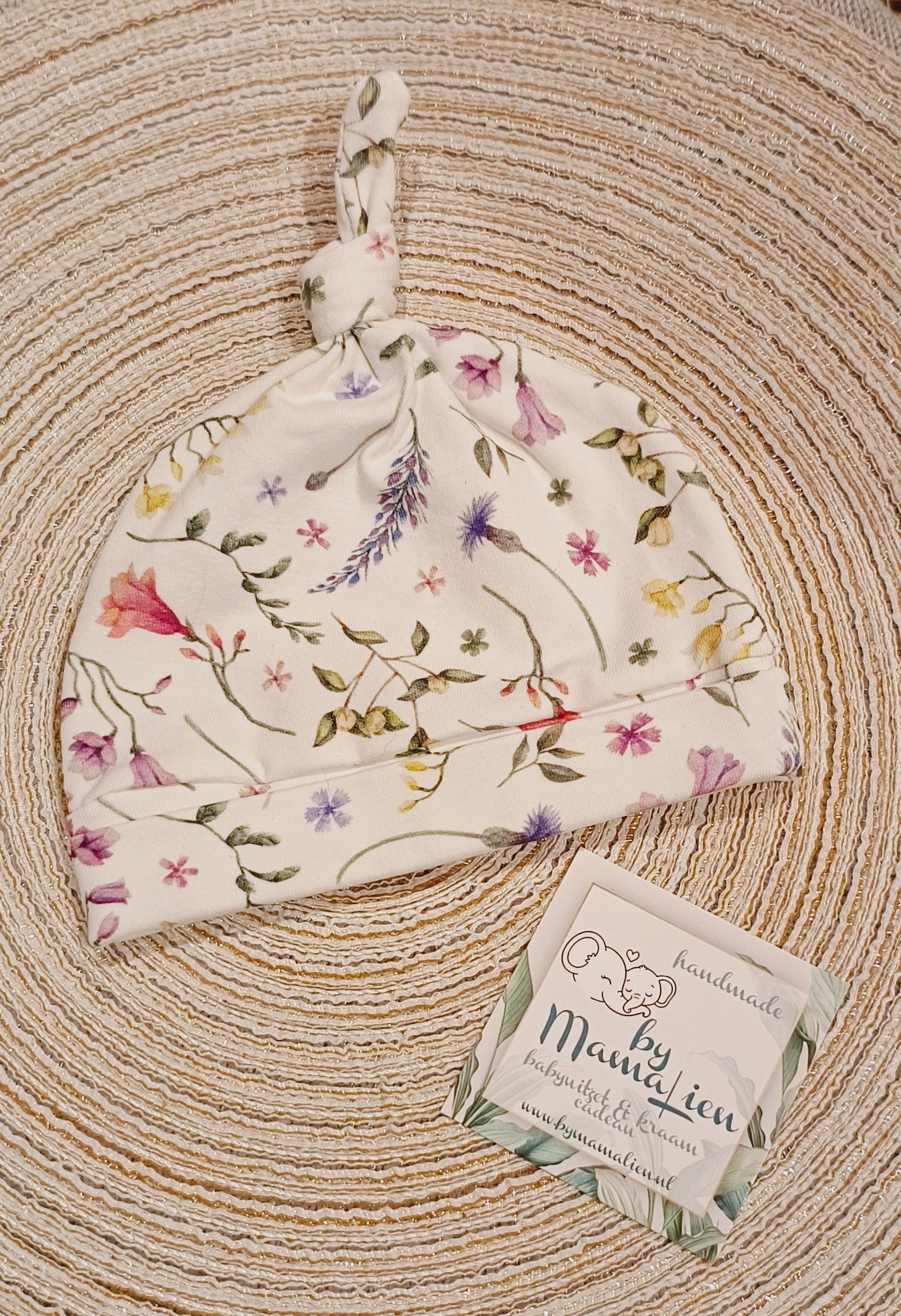 Baby knoopmutsje vrolijke bloemen