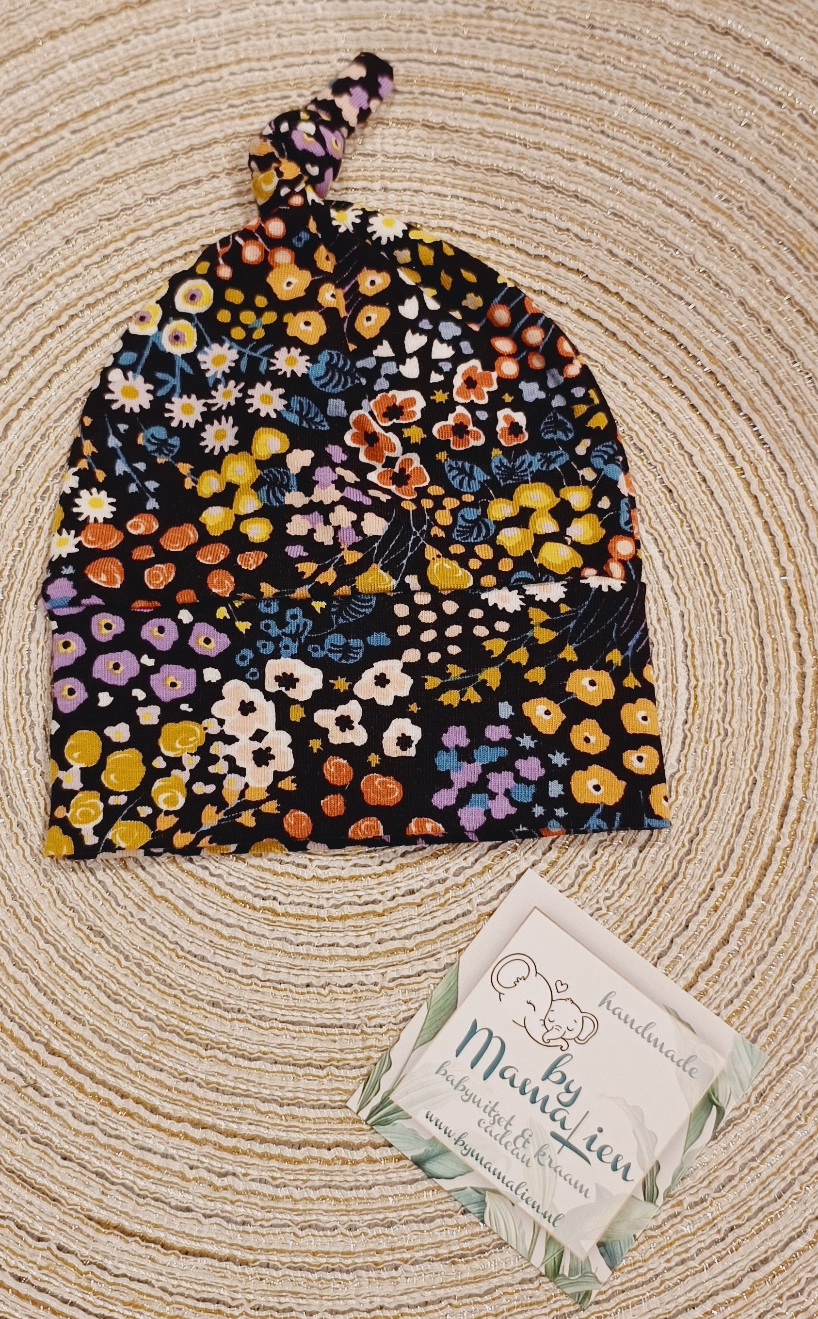 Baby knoopmutsje gekleurde bloemetjes