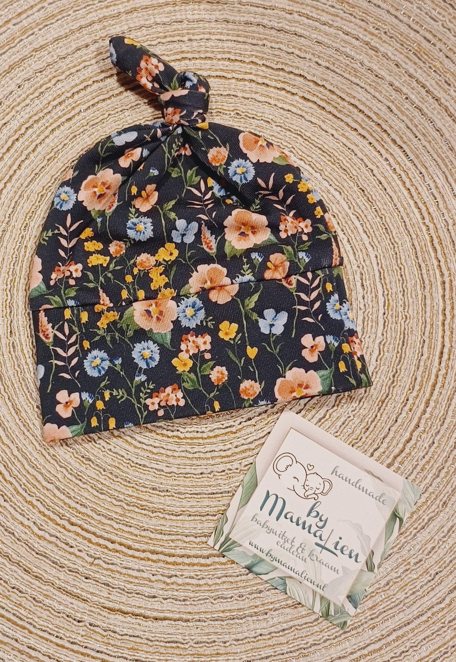 Baby knoopmutsje zwart met bloemen
