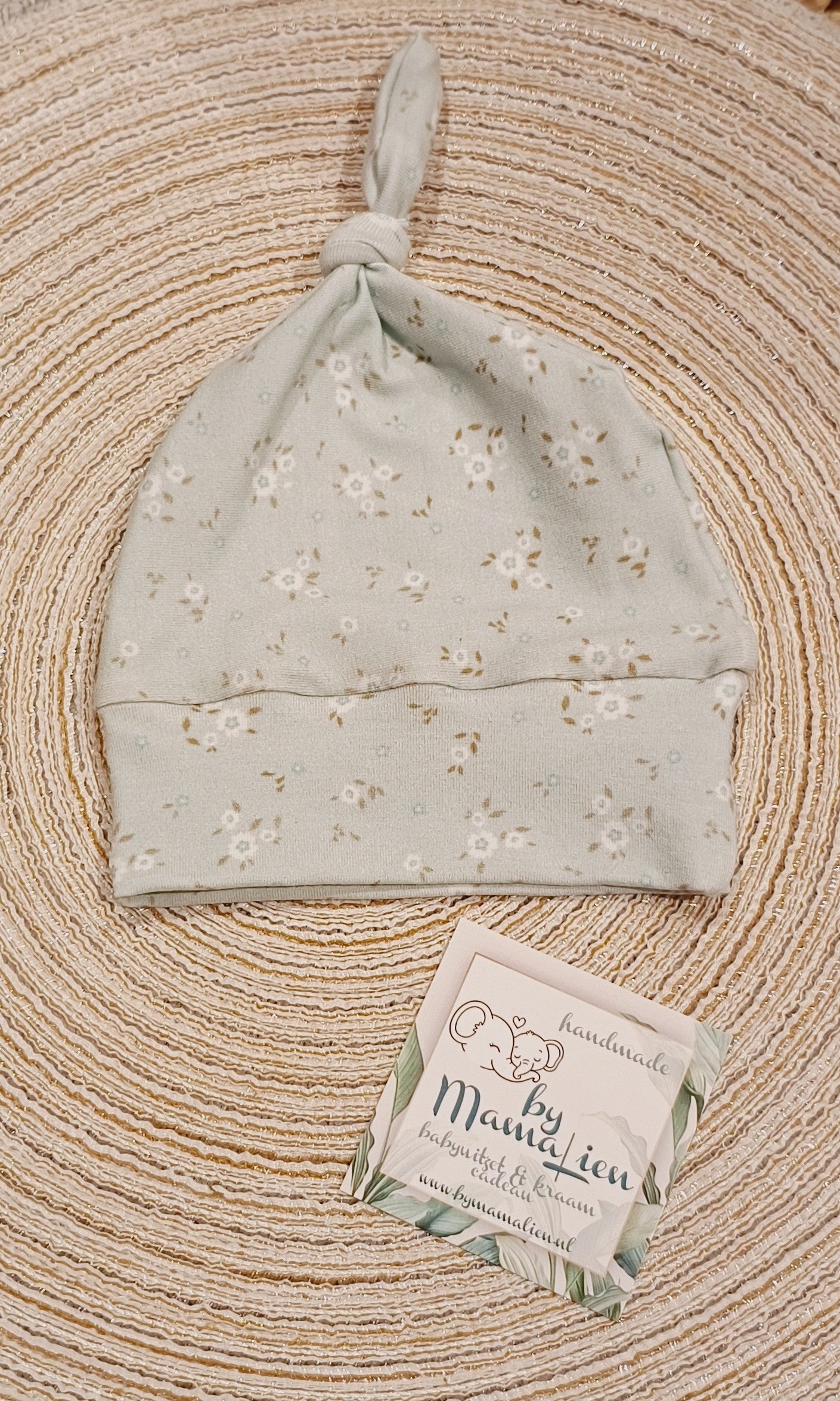 Baby knoopmutsje kleine blauwe bloemetjes