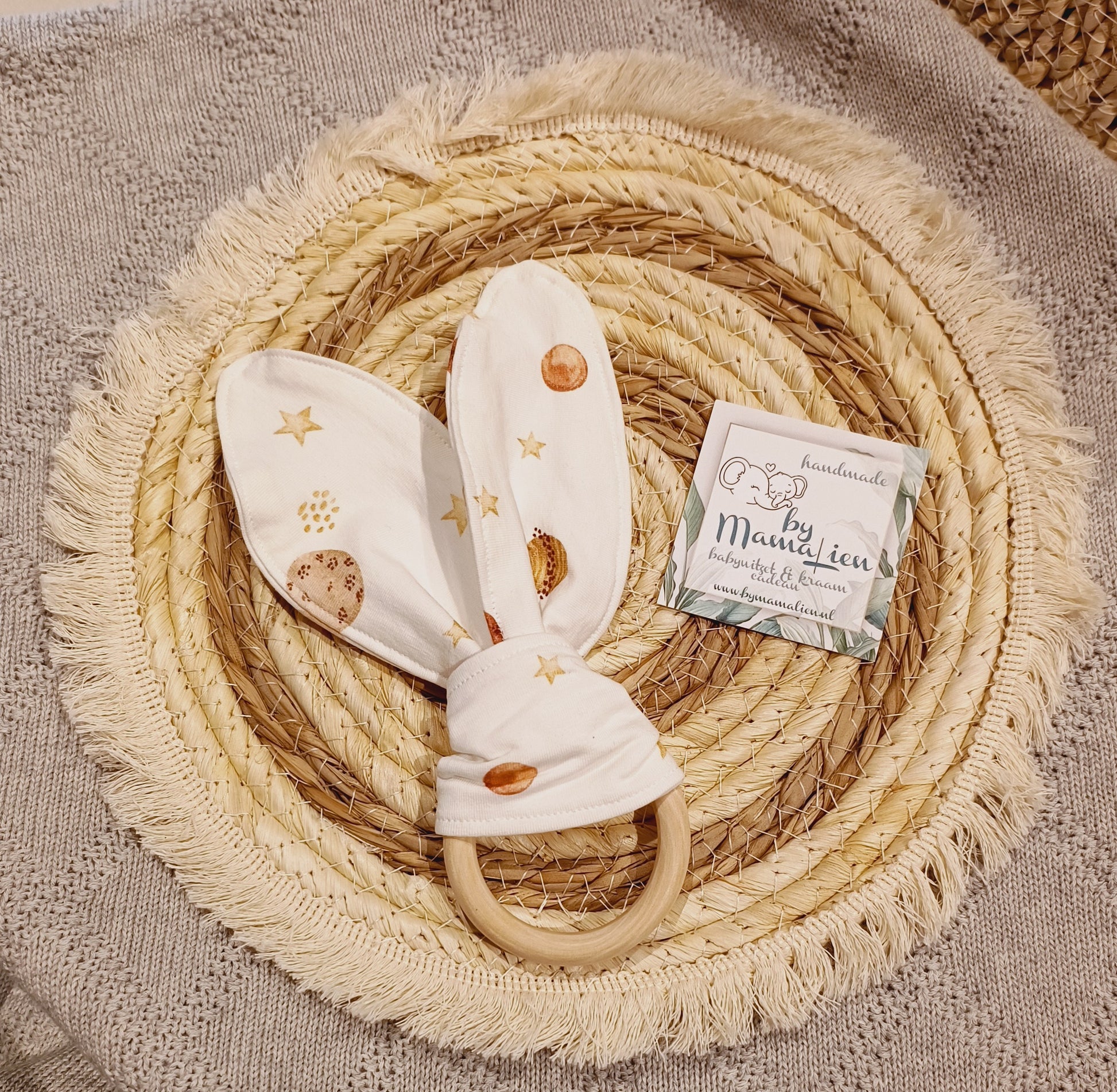 Konijnenoortjes bijtring terra maan en sterren tricot