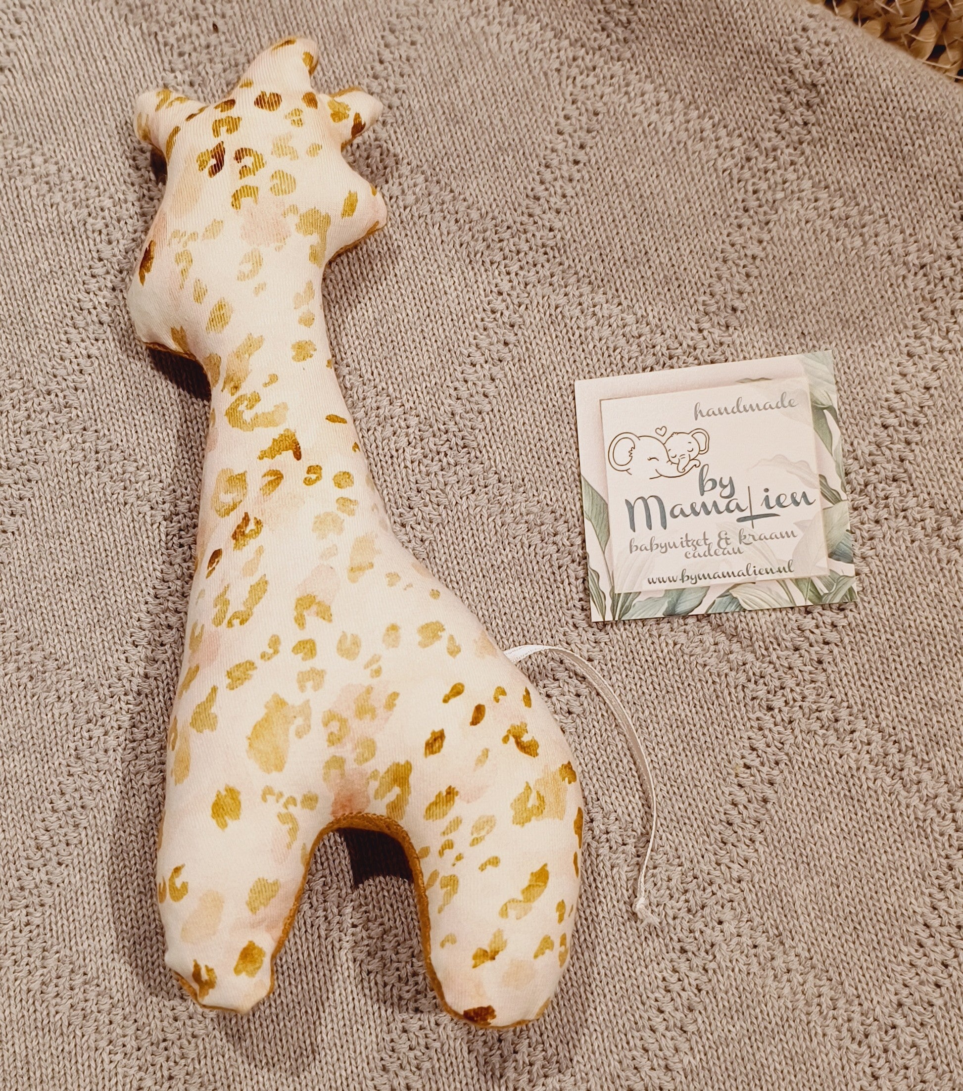Baby knuffel giraffe gekleurde spetters