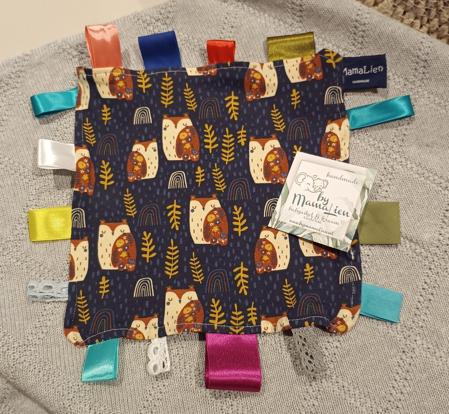 Knuffeldoekje blauwe uiltjes met gekleurde labeltjes