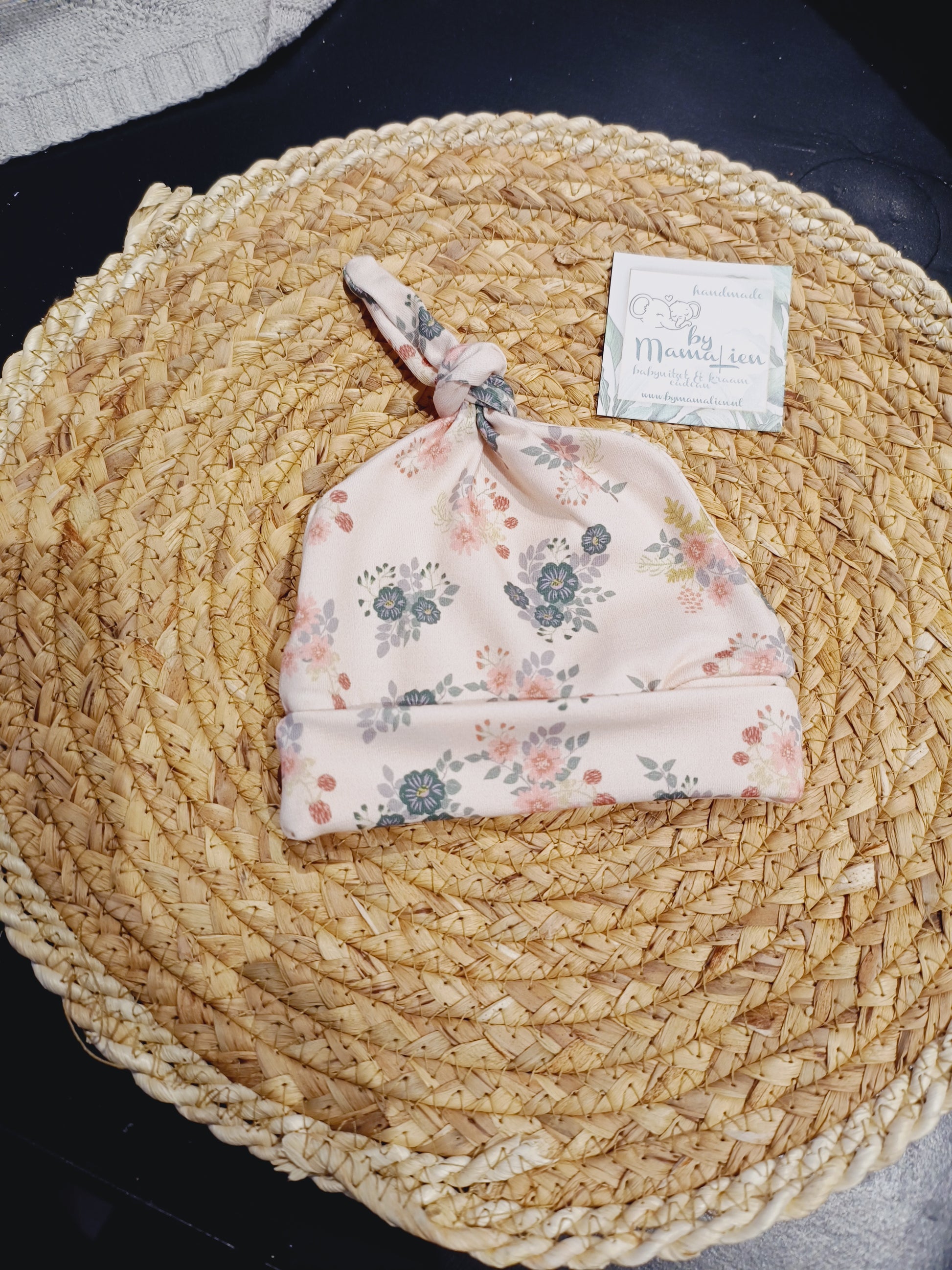 Baby knoopmutsje roze bloemen