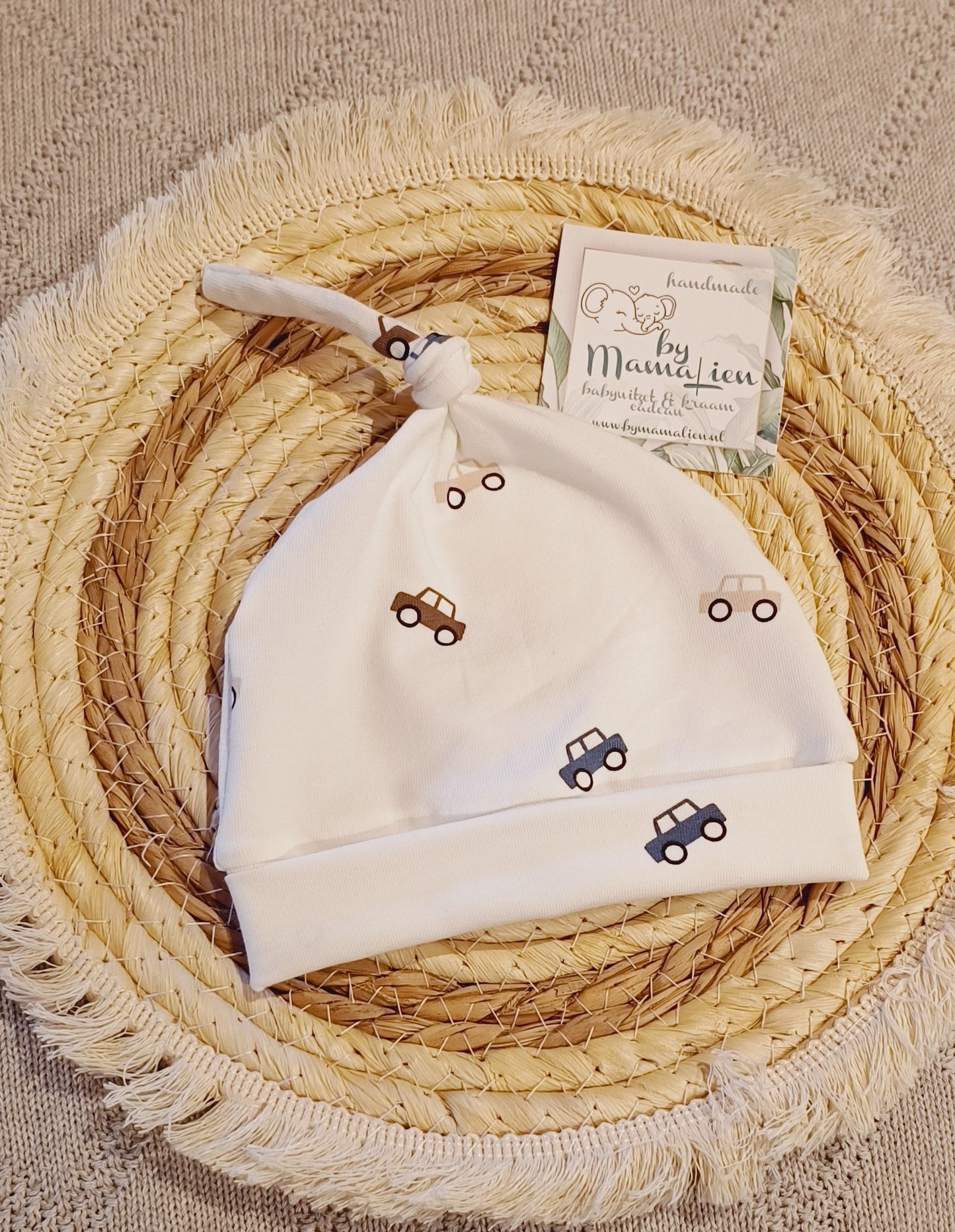 Baby knoopmutsje autootjes creme