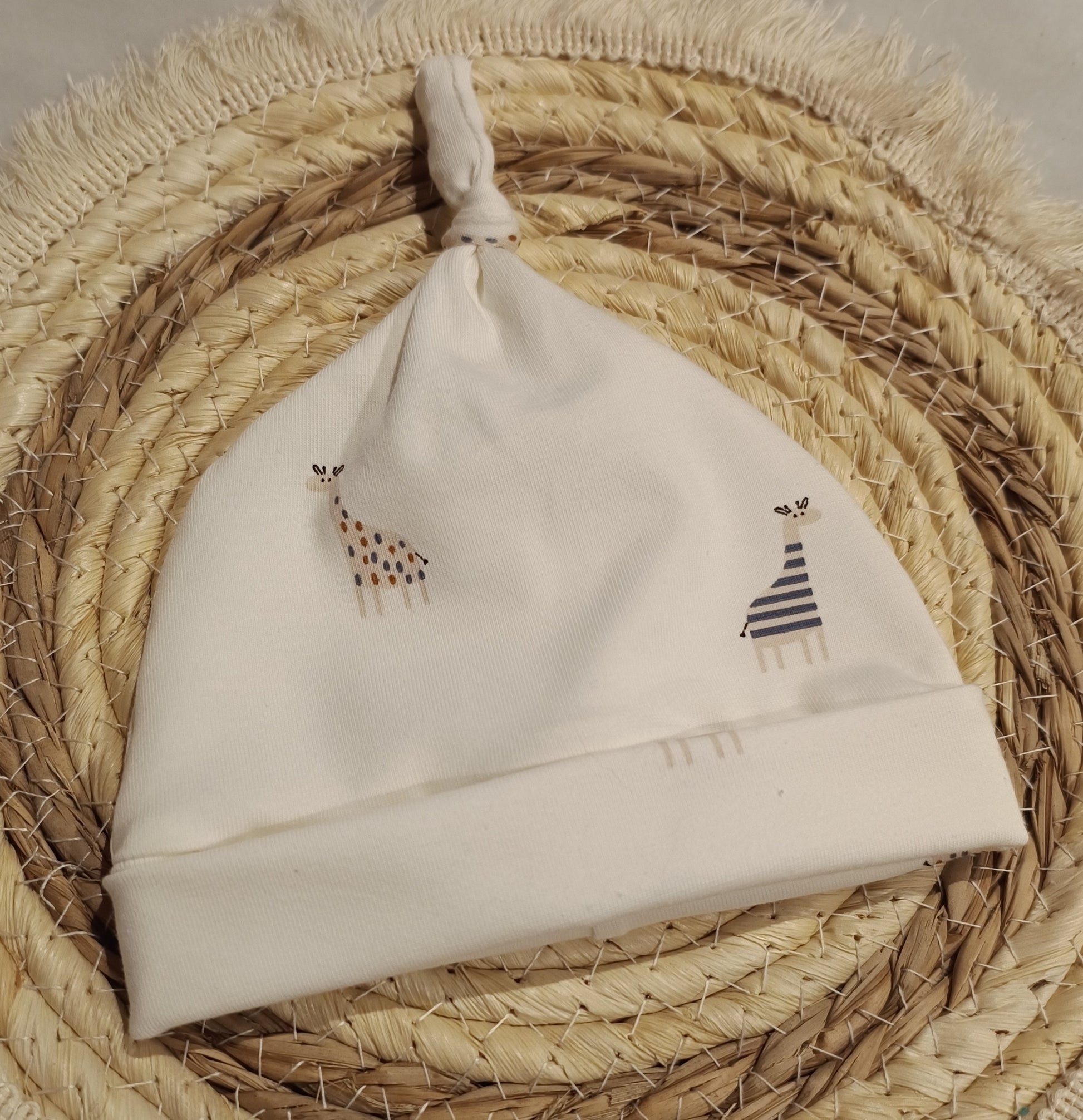 Baby knoopmutsje creme girafjes