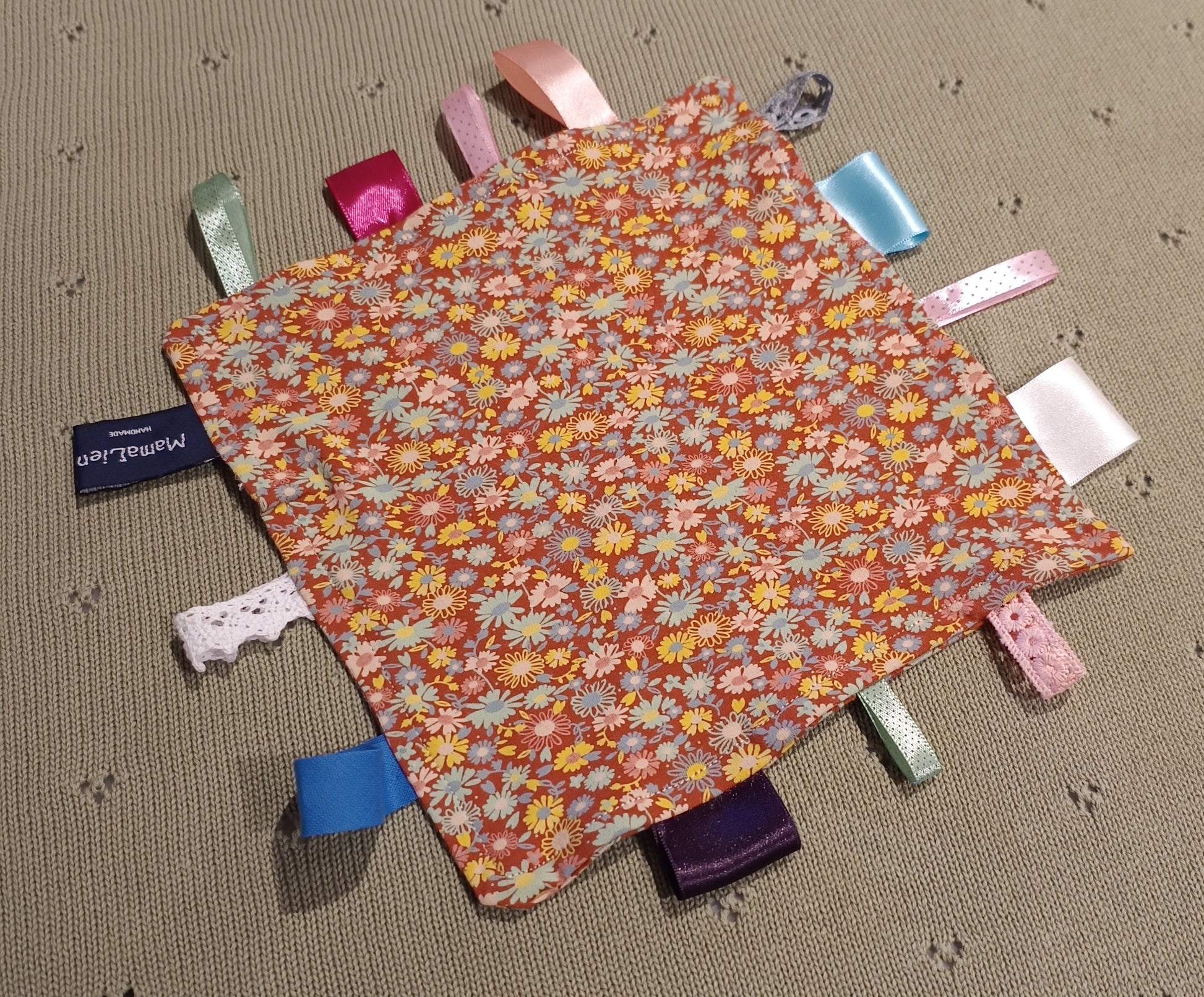 Knuffeldoekje terra retro met gekleurde labeltjes