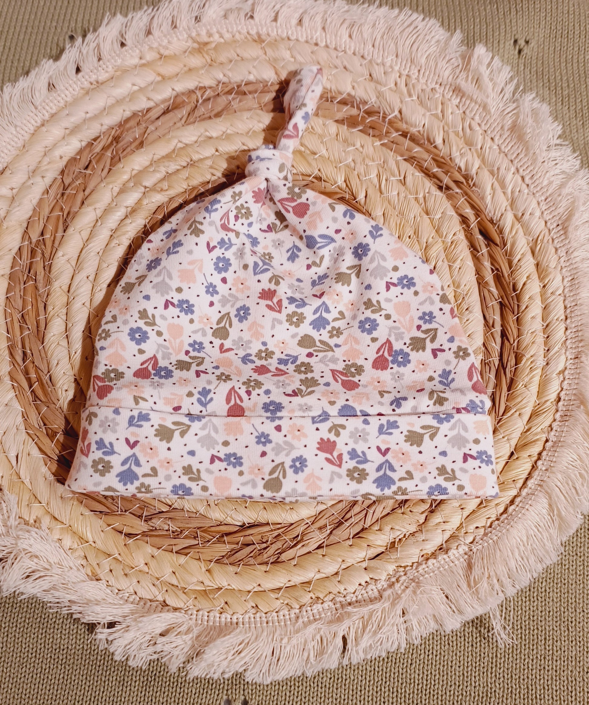 Baby knoopmutsje lieve bloemetjes