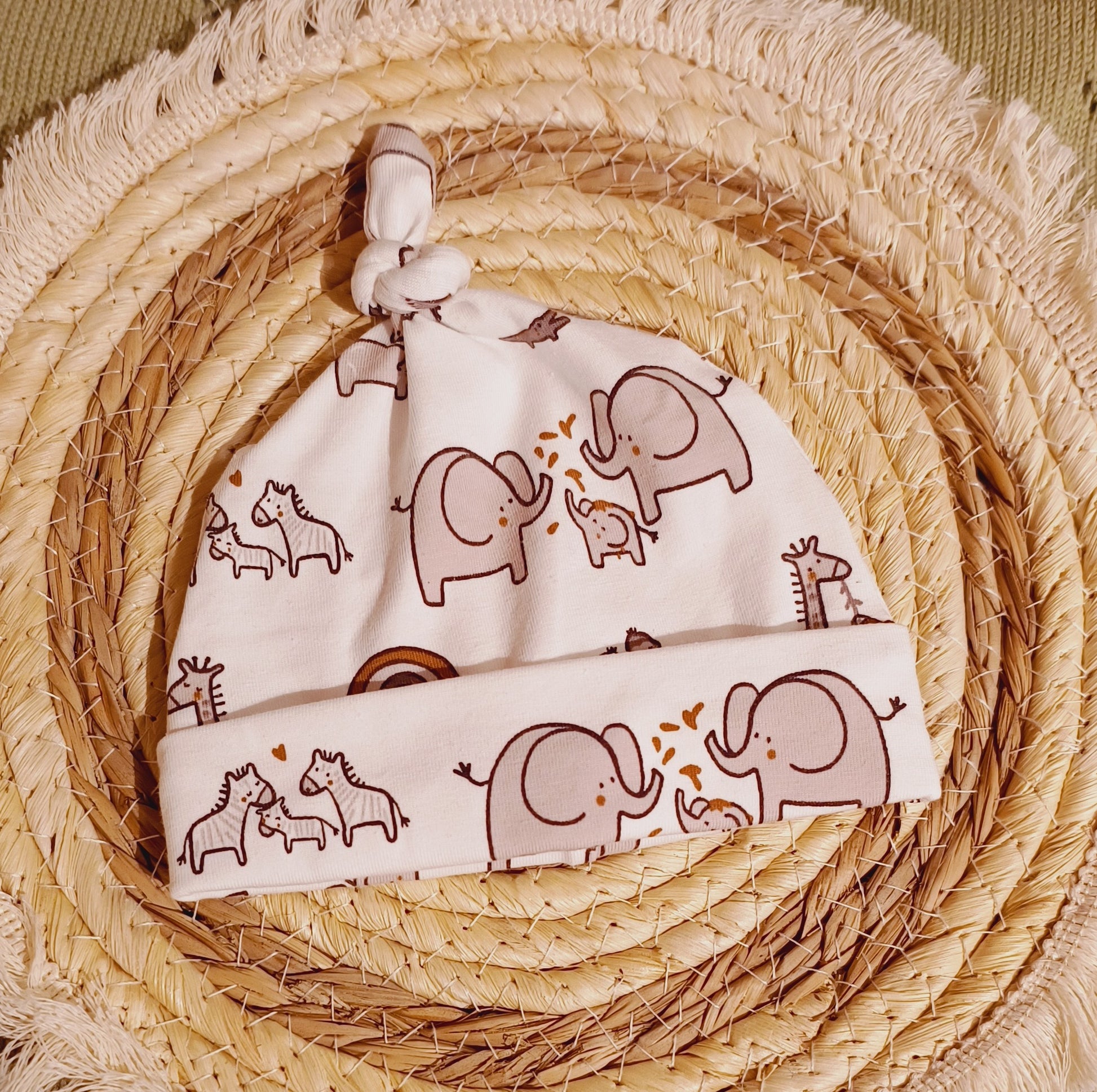 Baby knoopmutsje moeder met jong bruin met slofjes