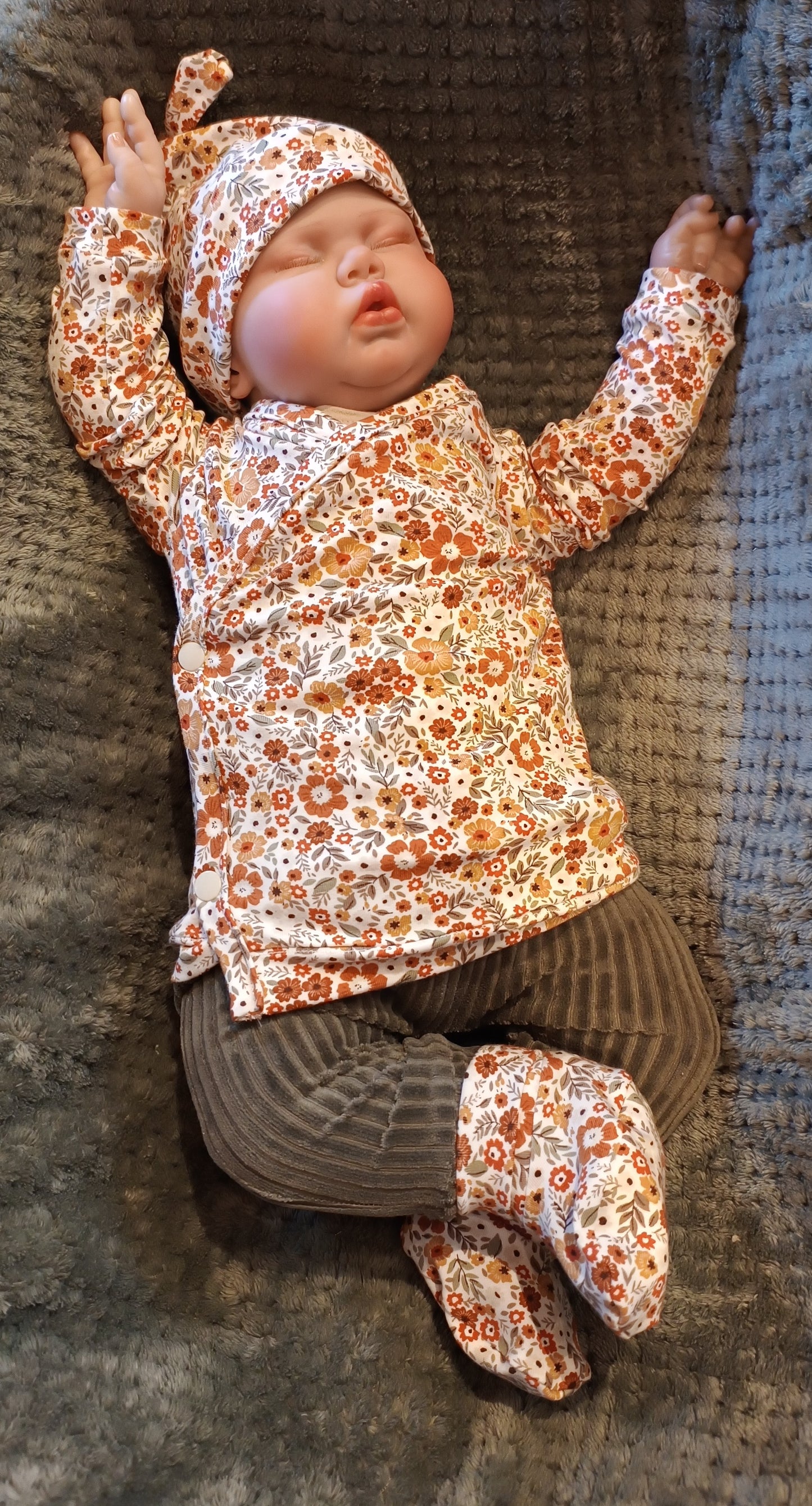 Setje broekje mutsje en overslag shirtje terra bloemen rib broekje maat 62