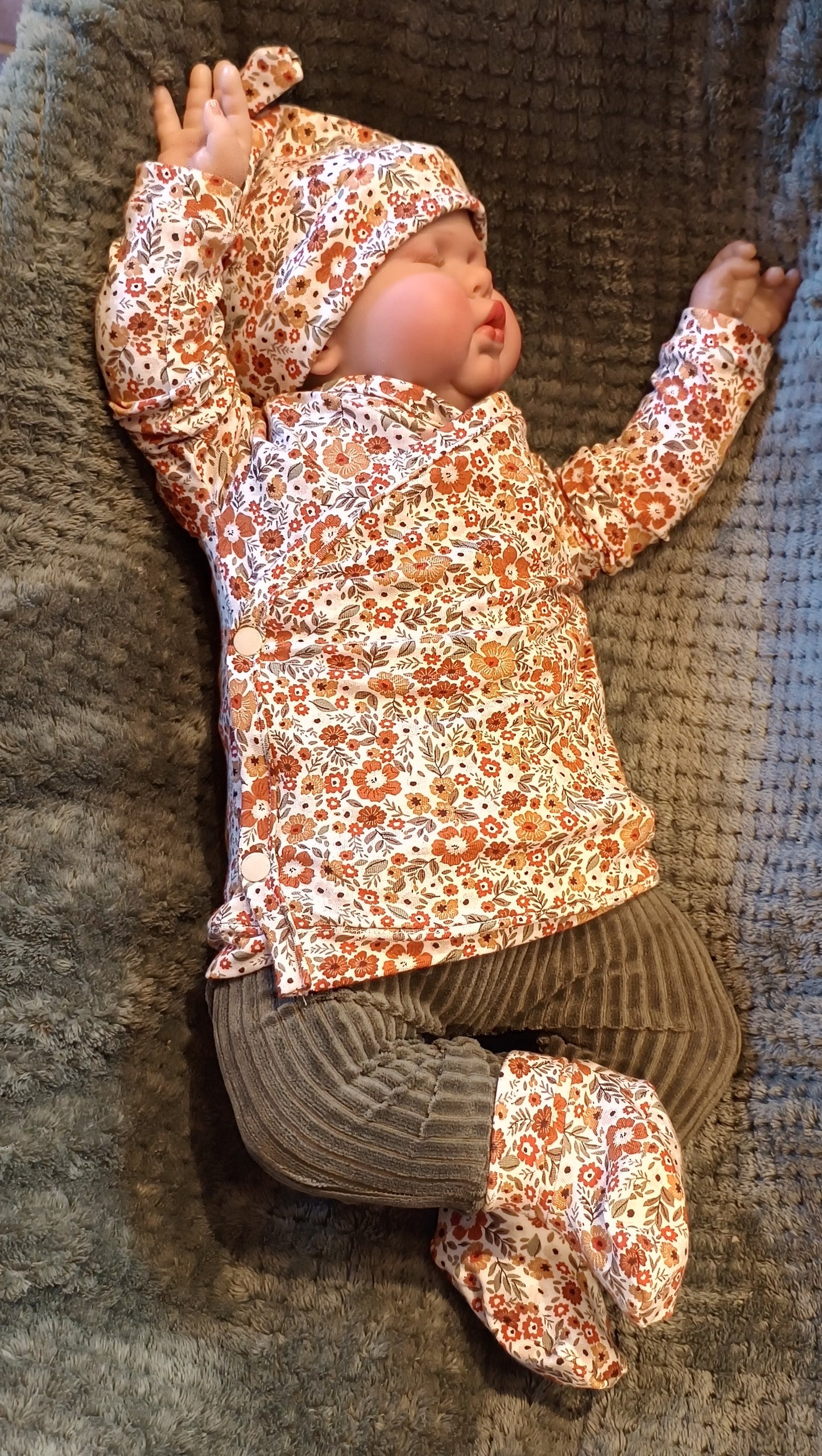 Setje broekje mutsje en overslag shirtje terra bloemen rib broekje maat 62