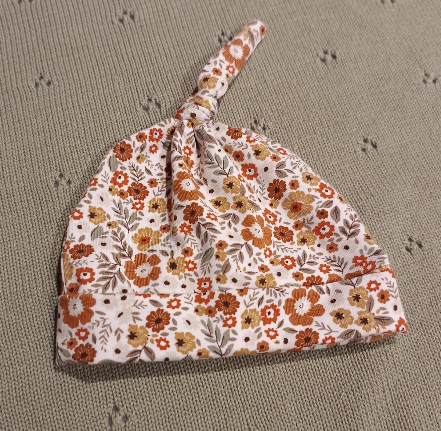 Baby knoopmutsje retro bloemen