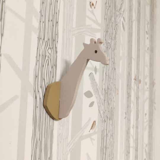 Wandhanger giraffe roze oker
