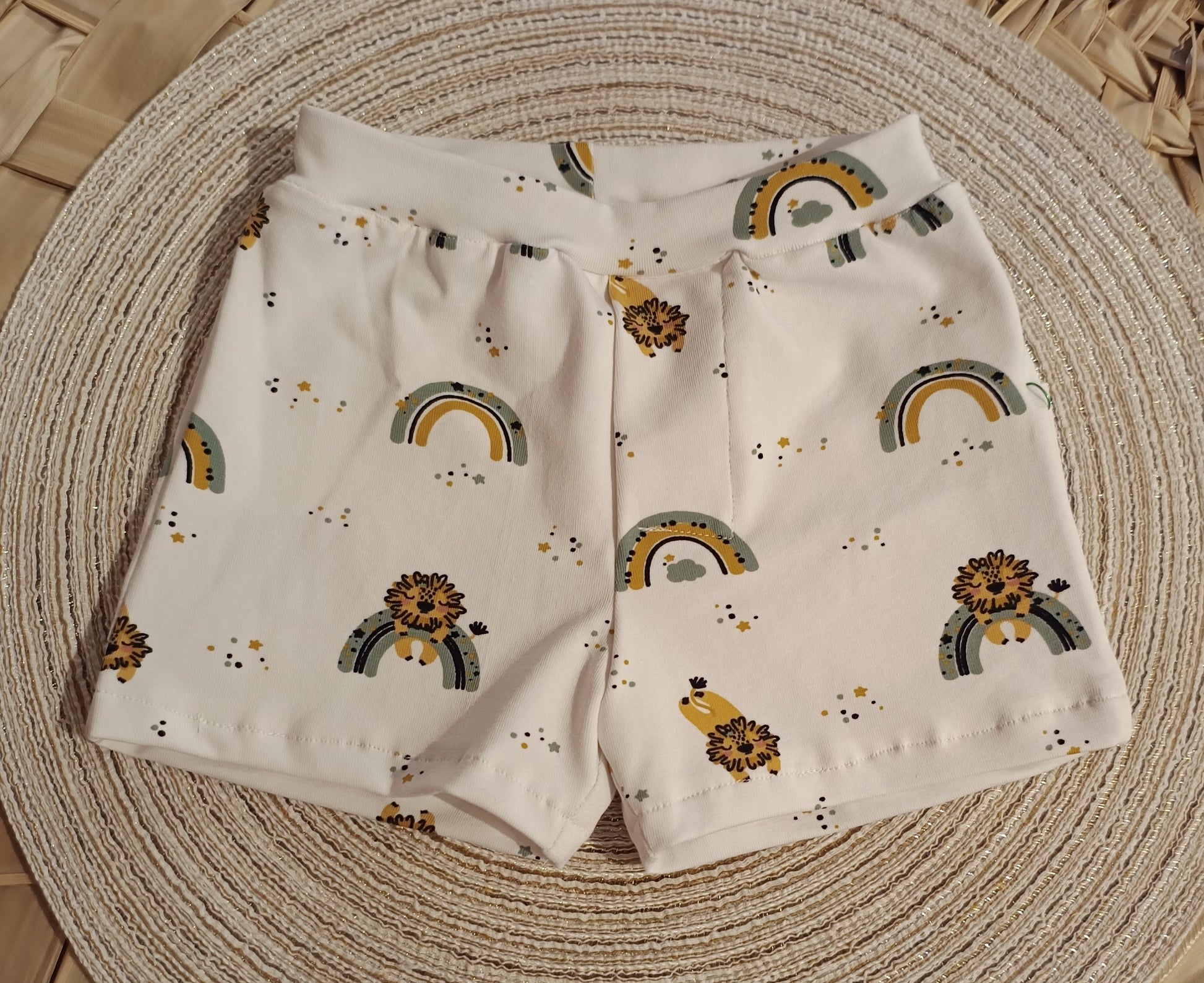 Baby korte broek maat 68 leeuwtjes op regenboog