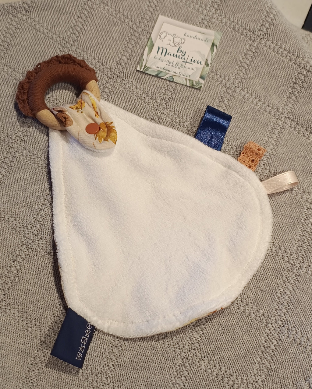 Knuffeldoekje met gehaakte bijtring herfst