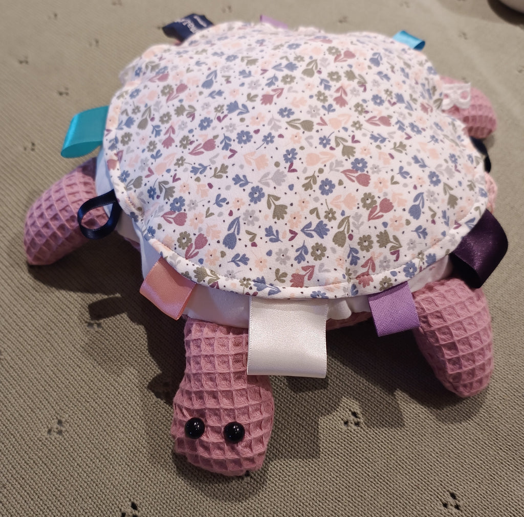 Knuffel schildpad By MamaLien roze bloemetjes
