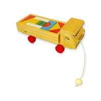Houten kiepwagen met blokken