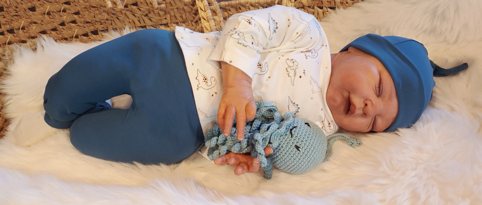 Setje broekje en shirtje en mutsje blauw dino maat 56
