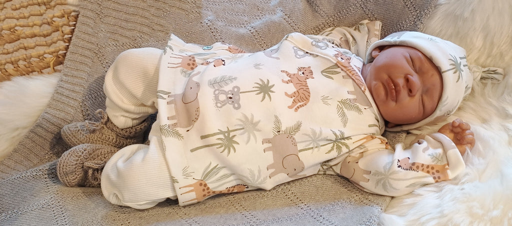 Setje broekje mutsje en overslag shirtje creme rustige jungle maat 56