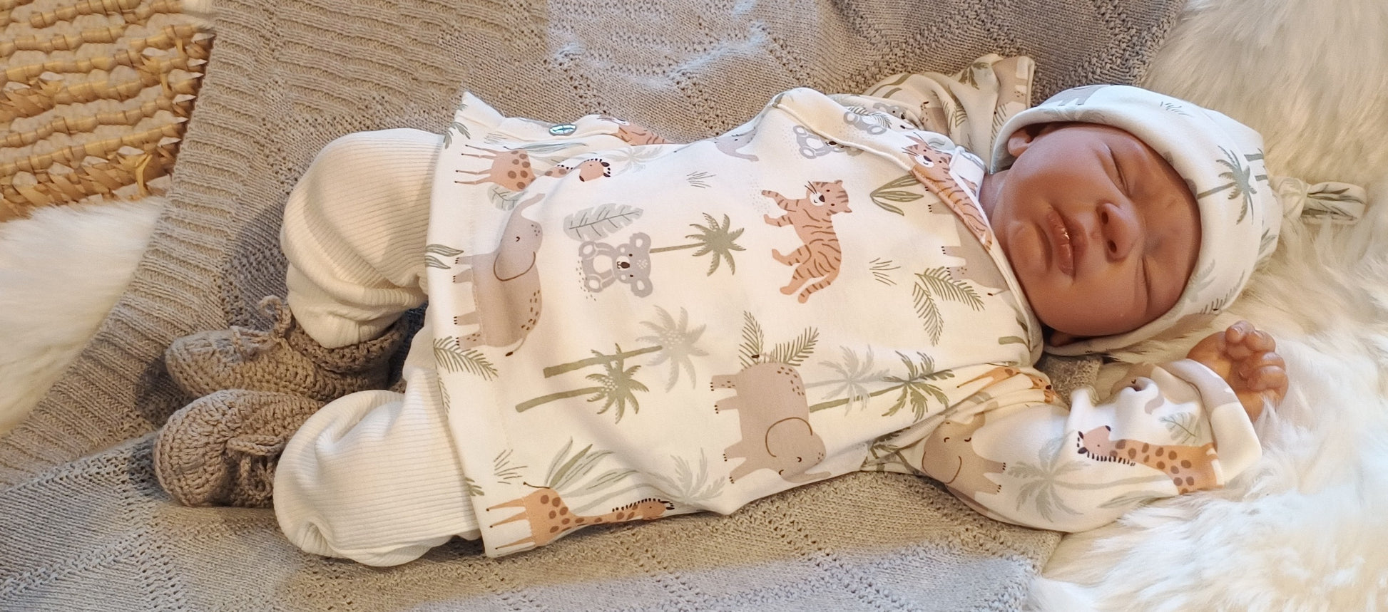 Setje broekje mutsje en overslag shirtje creme rustige jungle maat 56