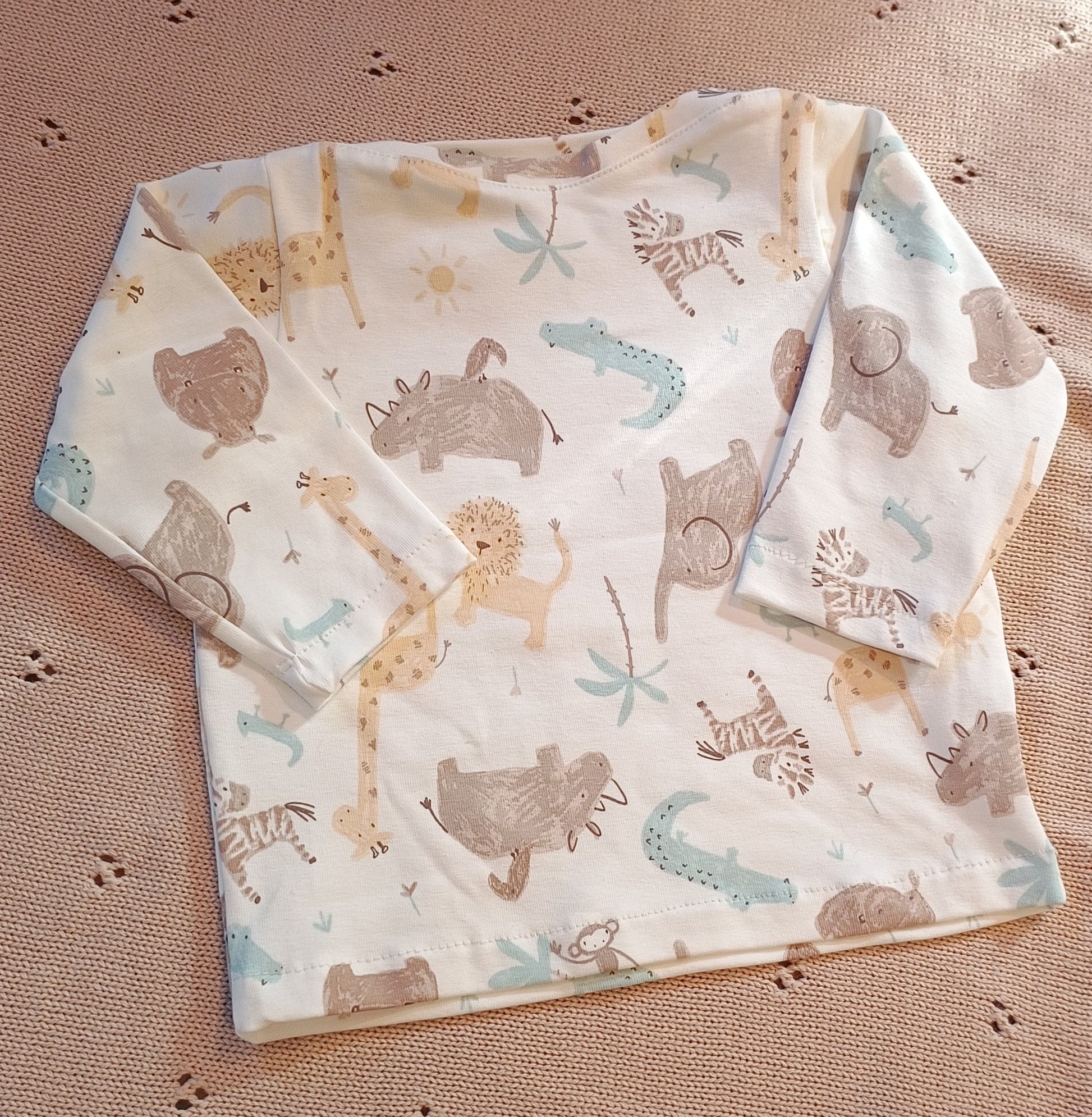 Setje broekje en shirtje licht safari groen broekje maat 62/68