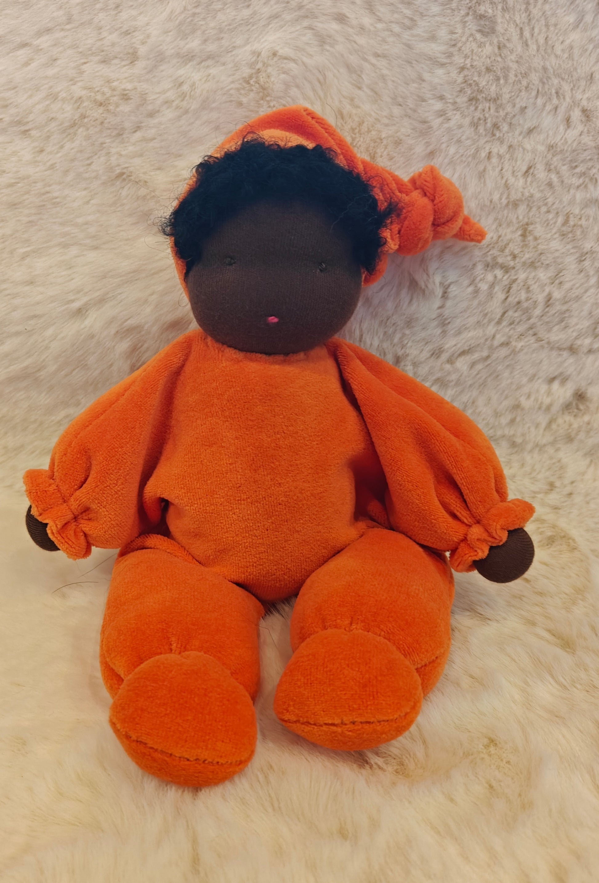 Antroposofische zonnekind / Waldorf peuter pop oranje met donkere haartjes