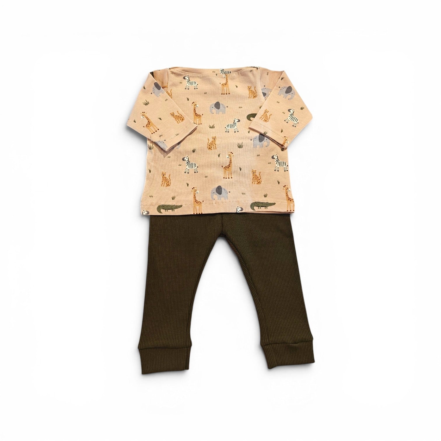 Setje broekje en shirtje bruin safari met groen broekje maat 62 / 68