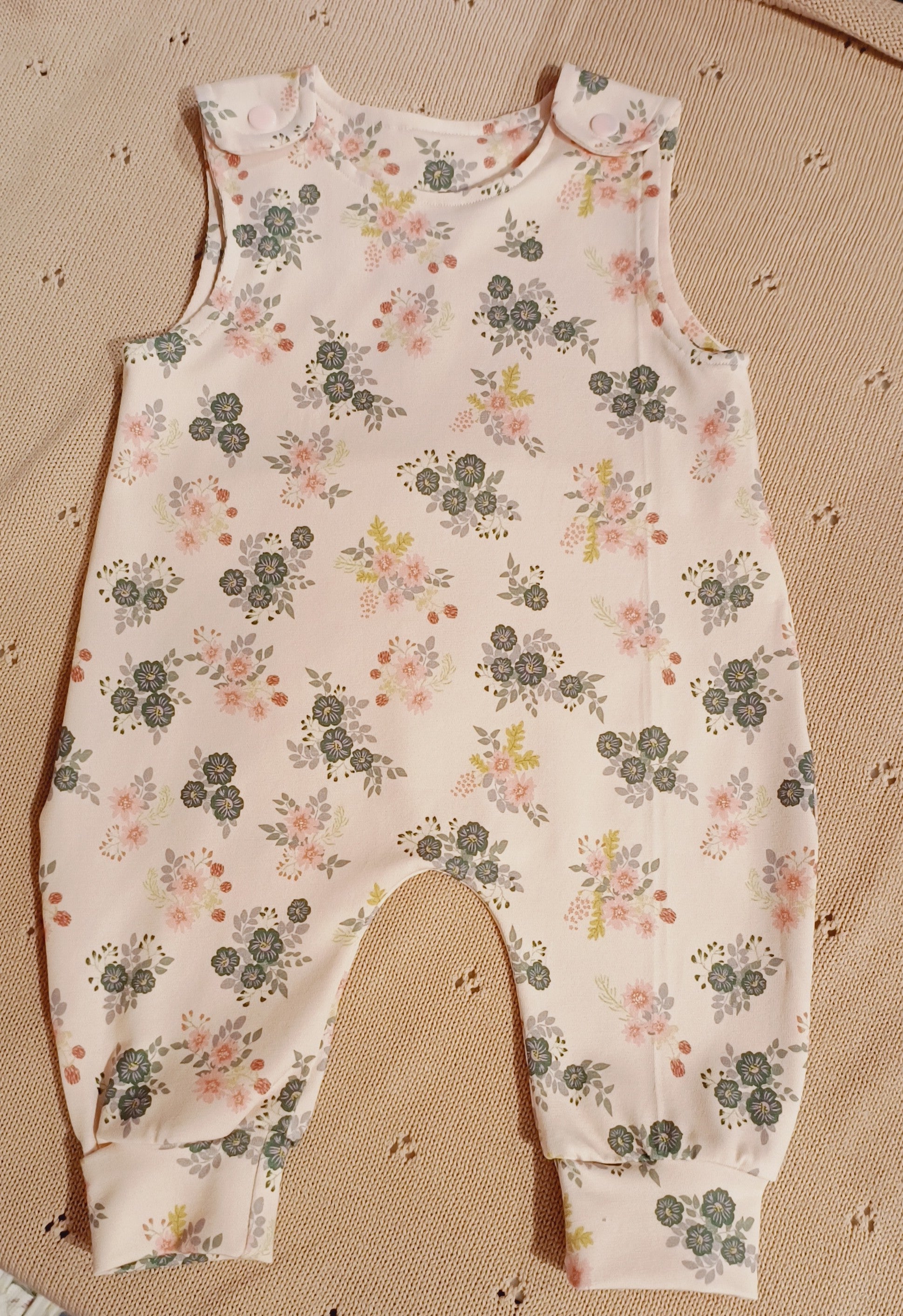 Baby salopette zacht roze bloemen maat 62
