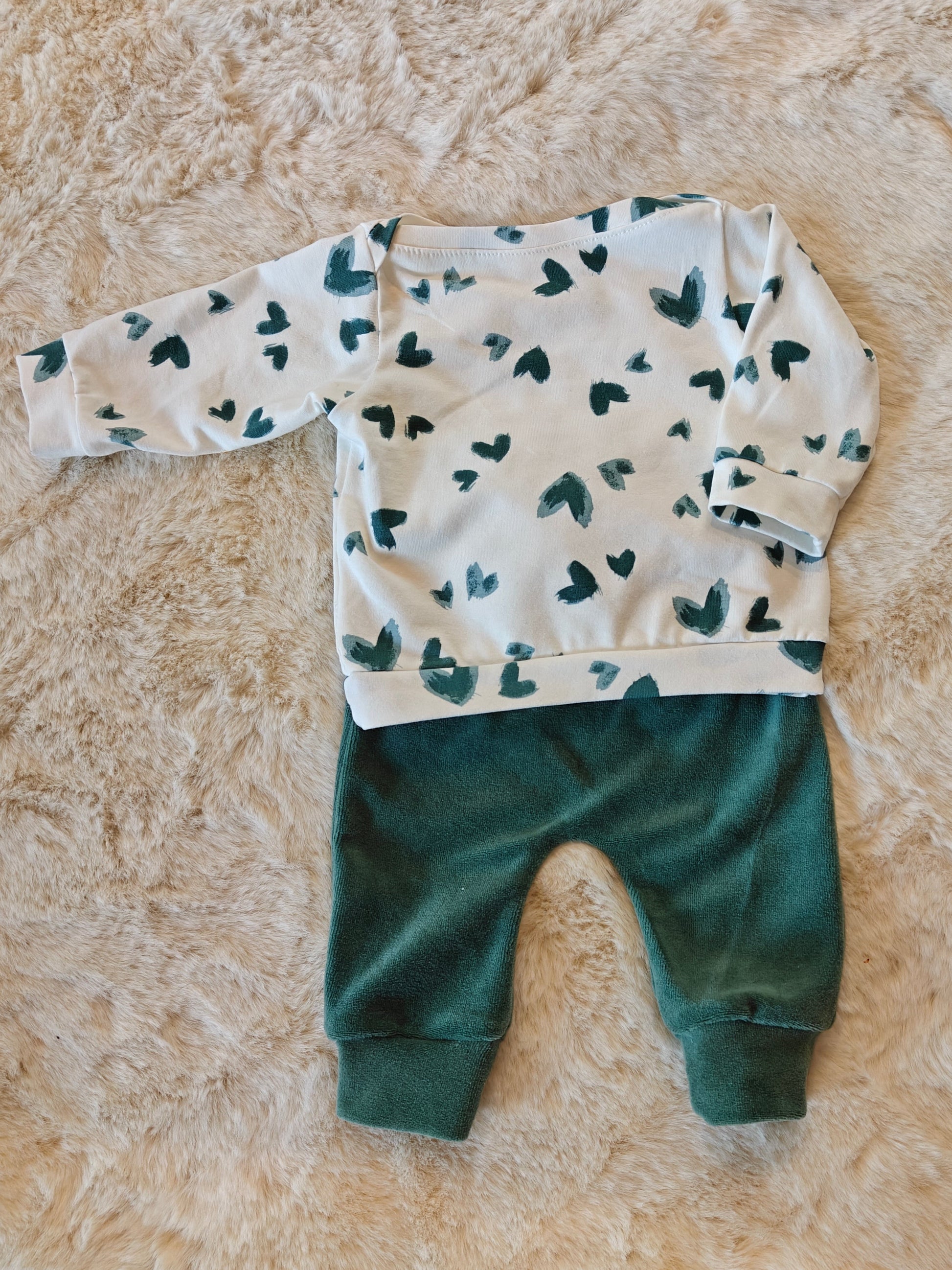 Setje broekje en shirtje groen broekje met hartjes maat 56