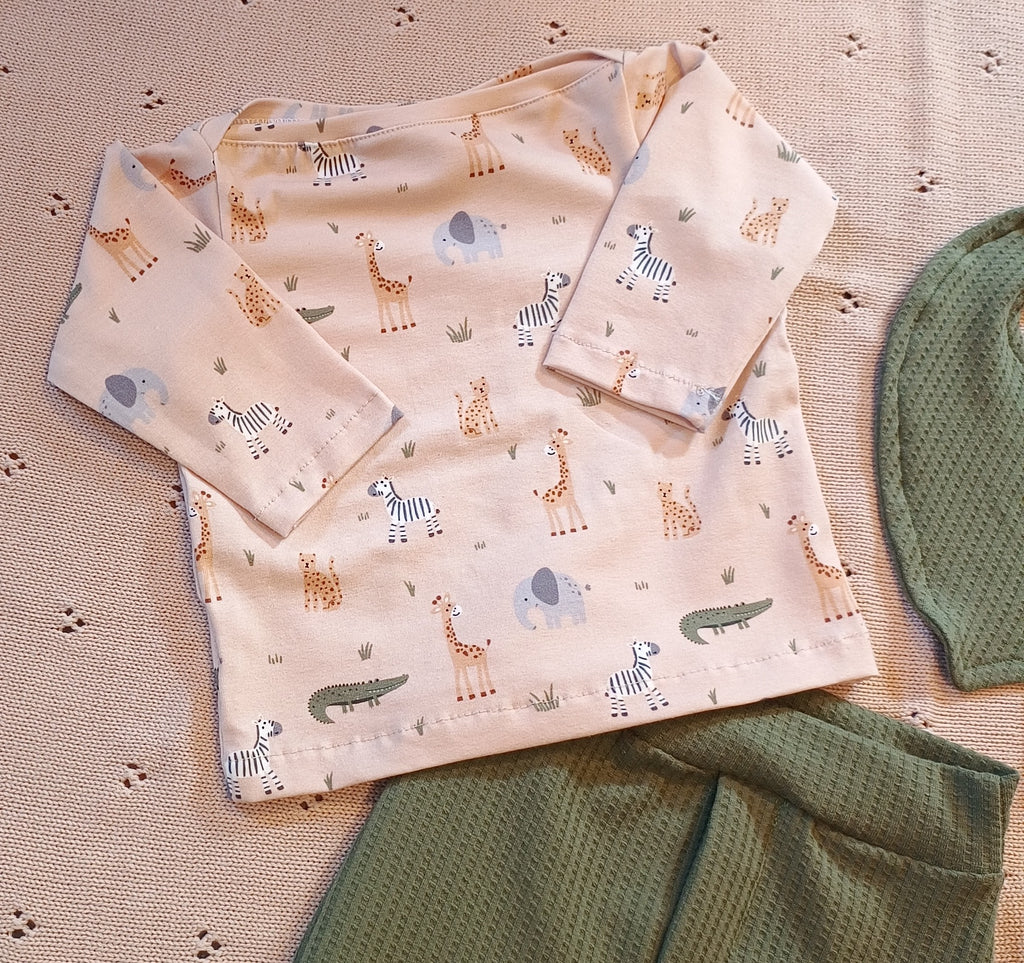 Setje broekje en shirtje safari zand  groen met kwijlslabbetje maat 62/68