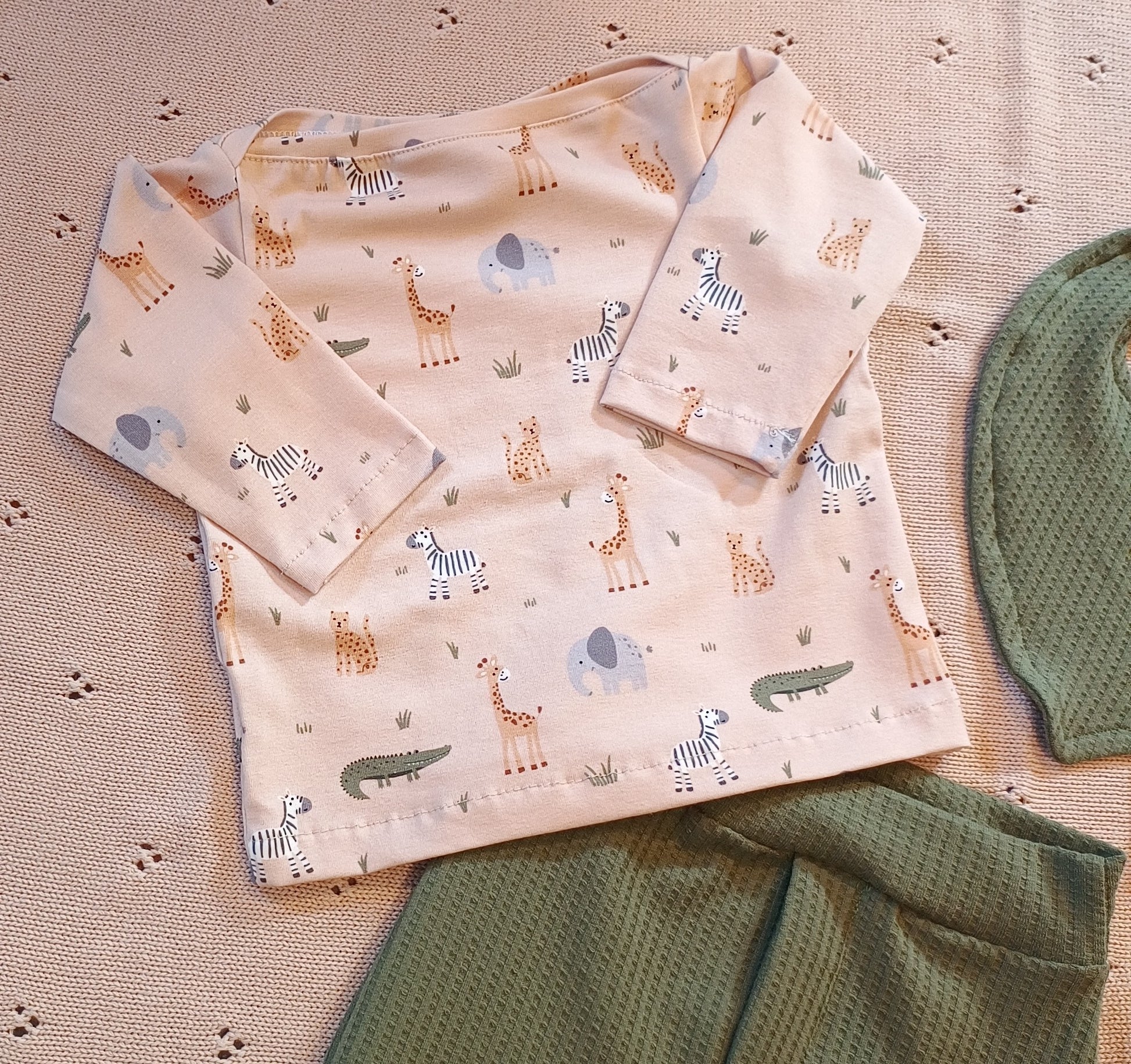 Setje broekje en shirtje safari zand  groen met kwijlslabbetje maat 62/68