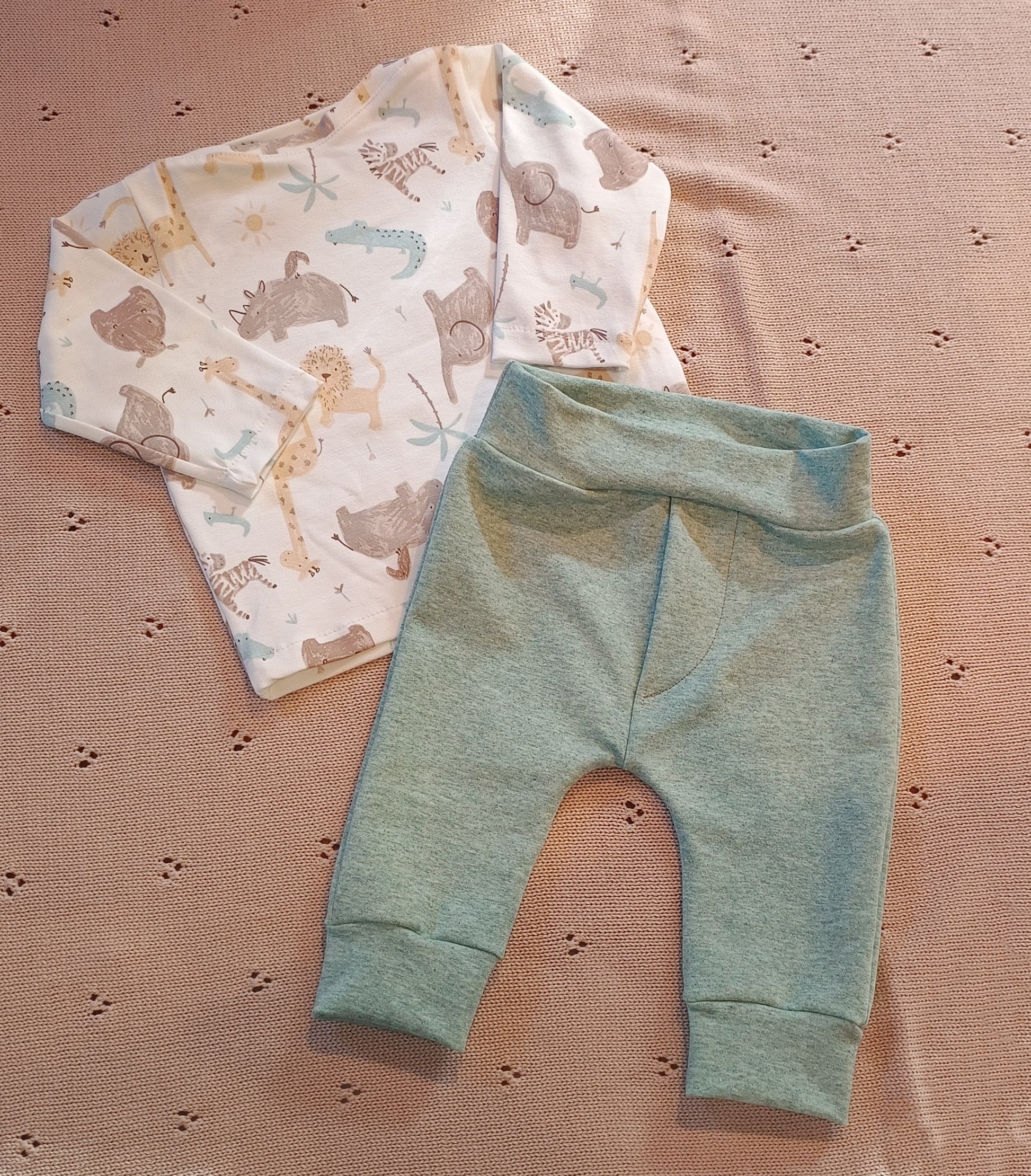 Setje broekje en shirtje licht safari groen broekje maat 62/68