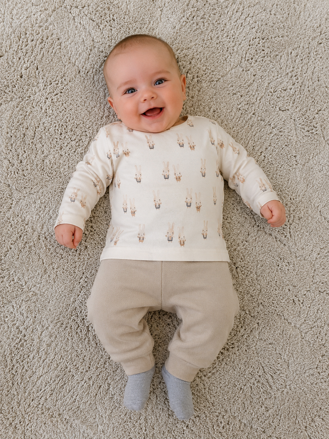 Setje broekje en shirtje konijntjes beige maat 62/68