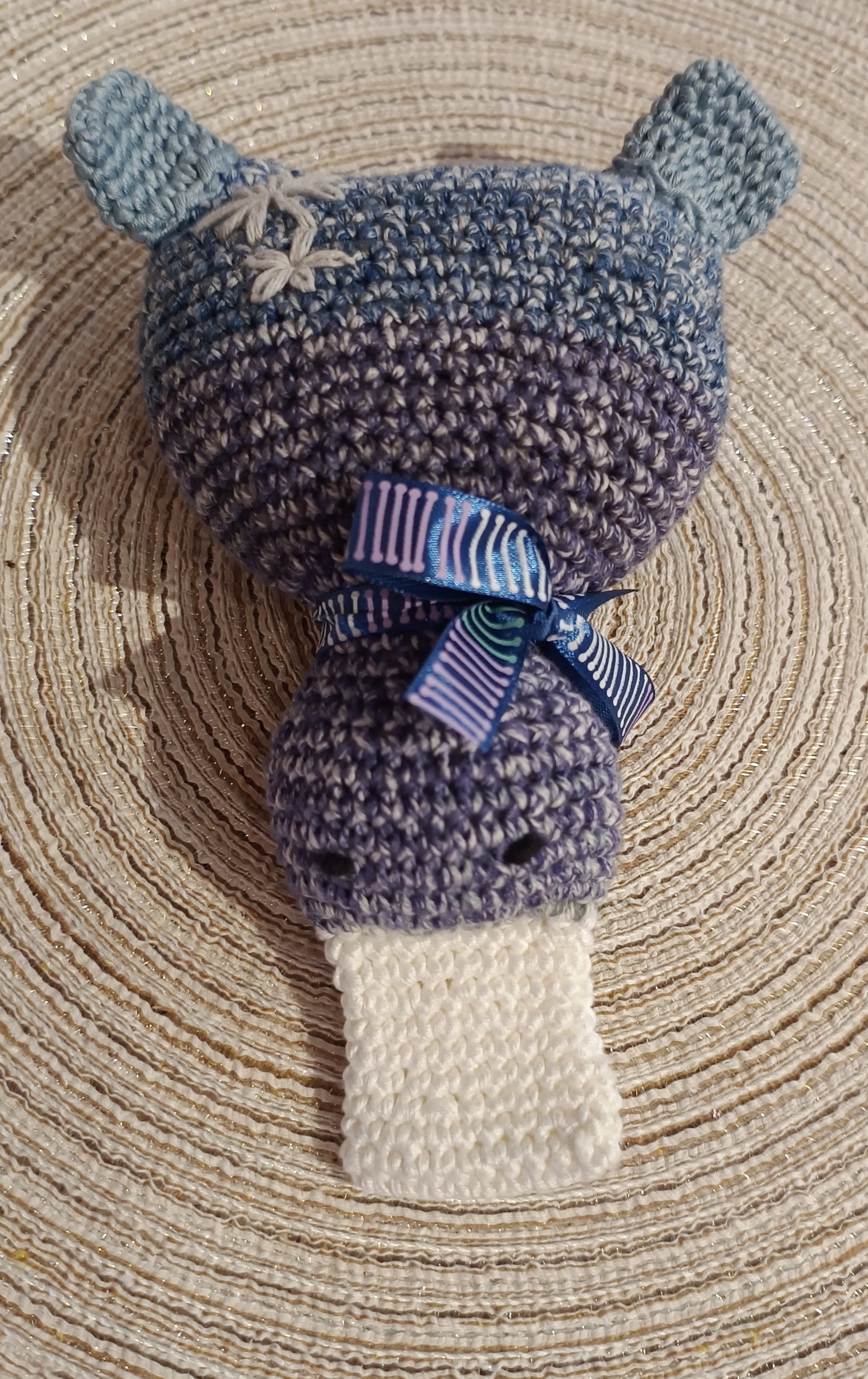 Gehaakt rammelaar blauw paars