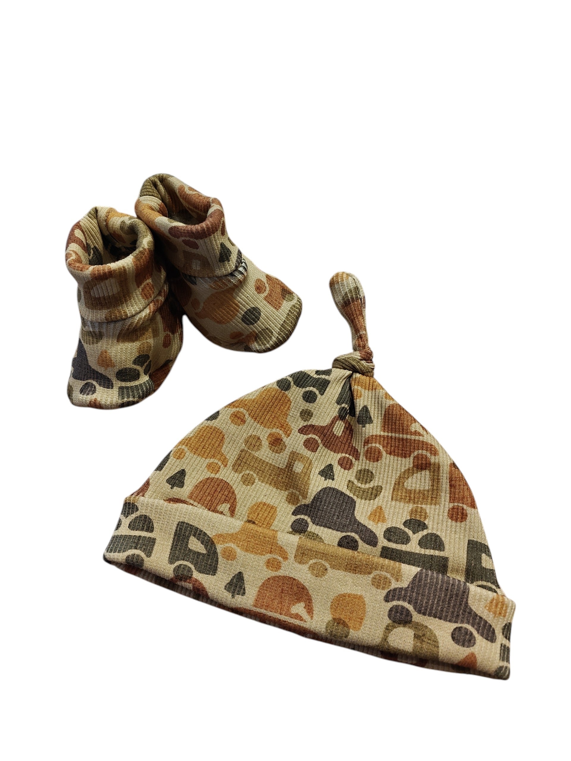 Baby slofjes en mutsje stoere auto's