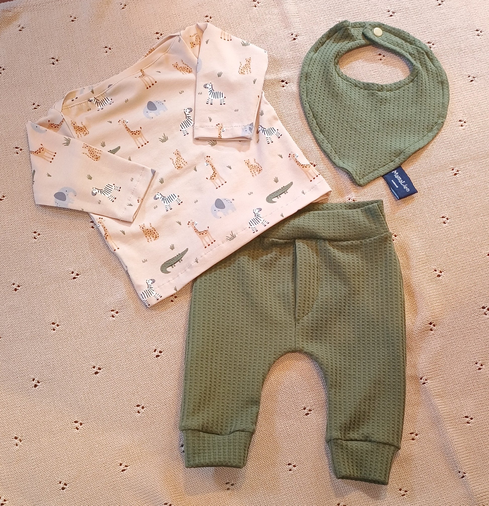 Setje broekje en shirtje safari zand  groen met kwijlslabbetje maat 62/68