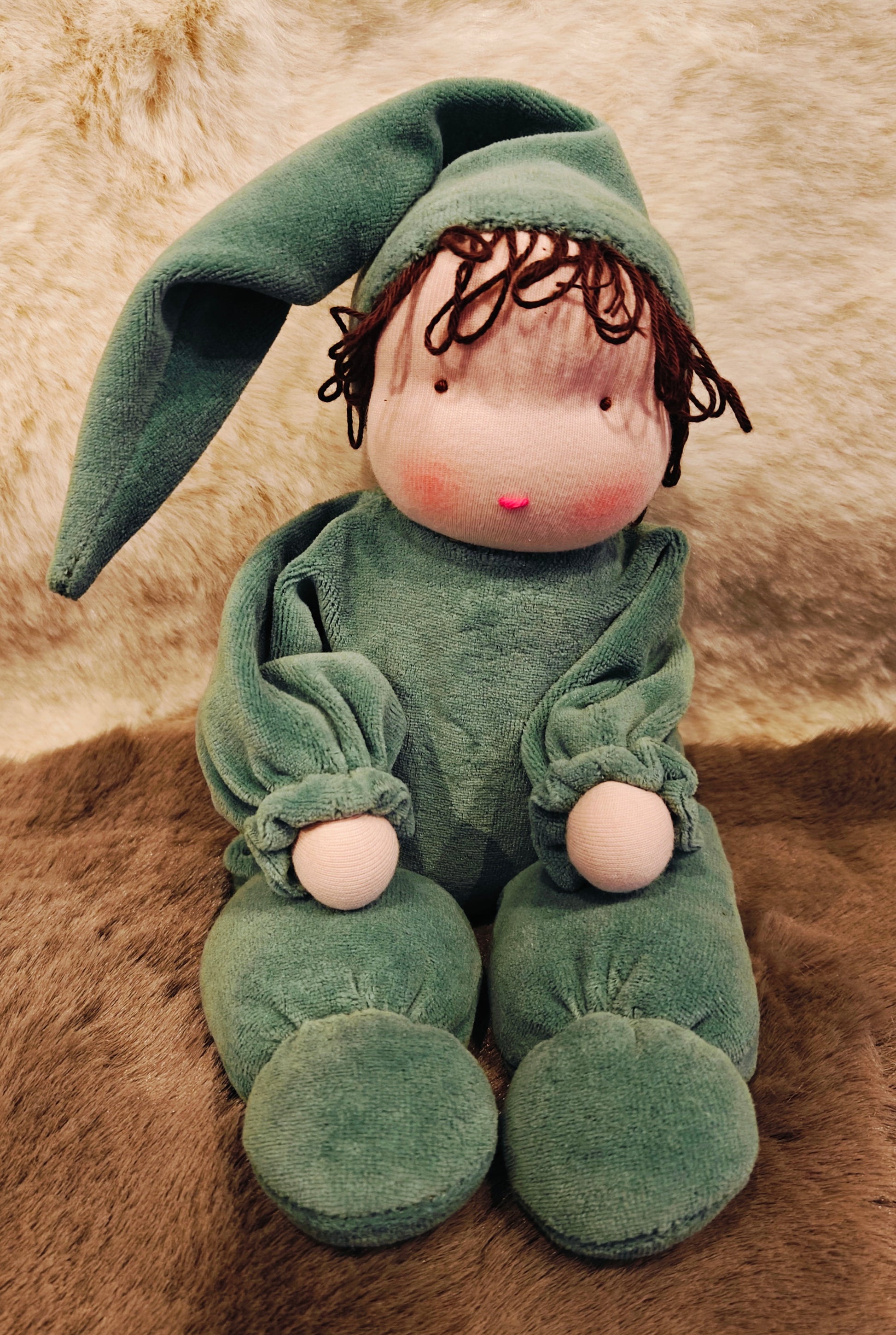 Antroposofische zonnekind / Waldorf peuter pop groen met haartjes