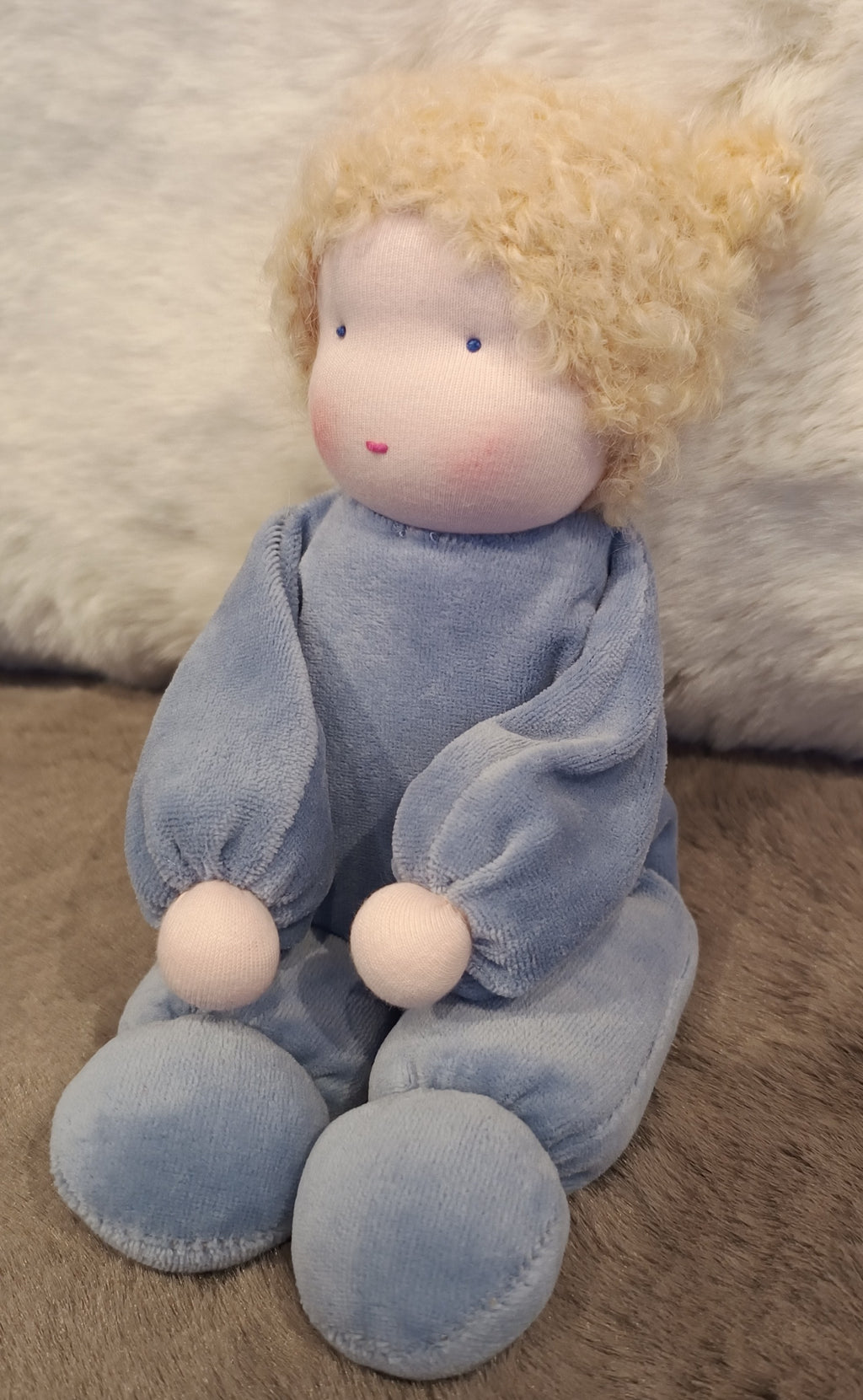 Antroposofische zonnekind / Waldorf peuter pop zacht blauw met haartjes