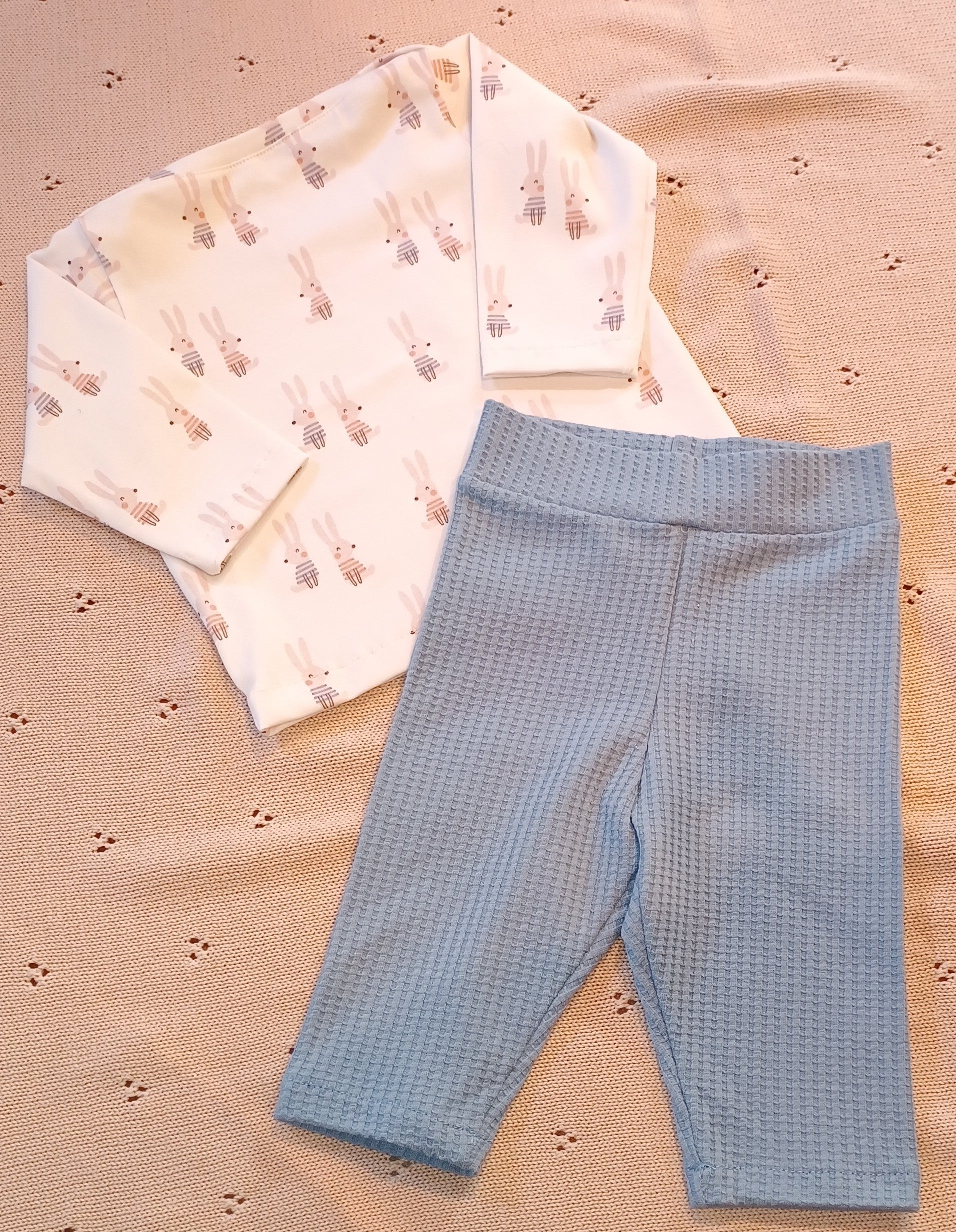 Setje broekje en shirtje konijntjes blauw broekje maat 62/68