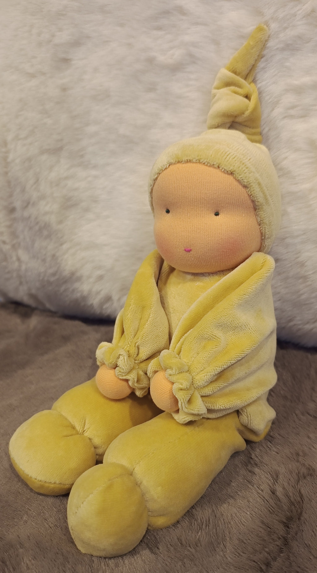 Antroposofische zonnekind / Waldorf pop zacht geel